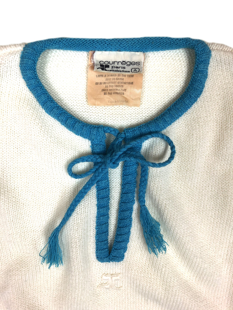 detail of white courreges sweater with blue lace to buy at plaisir palace the high-end vintage boutique Paris second-hand luxury second-hand second-hand clothing store