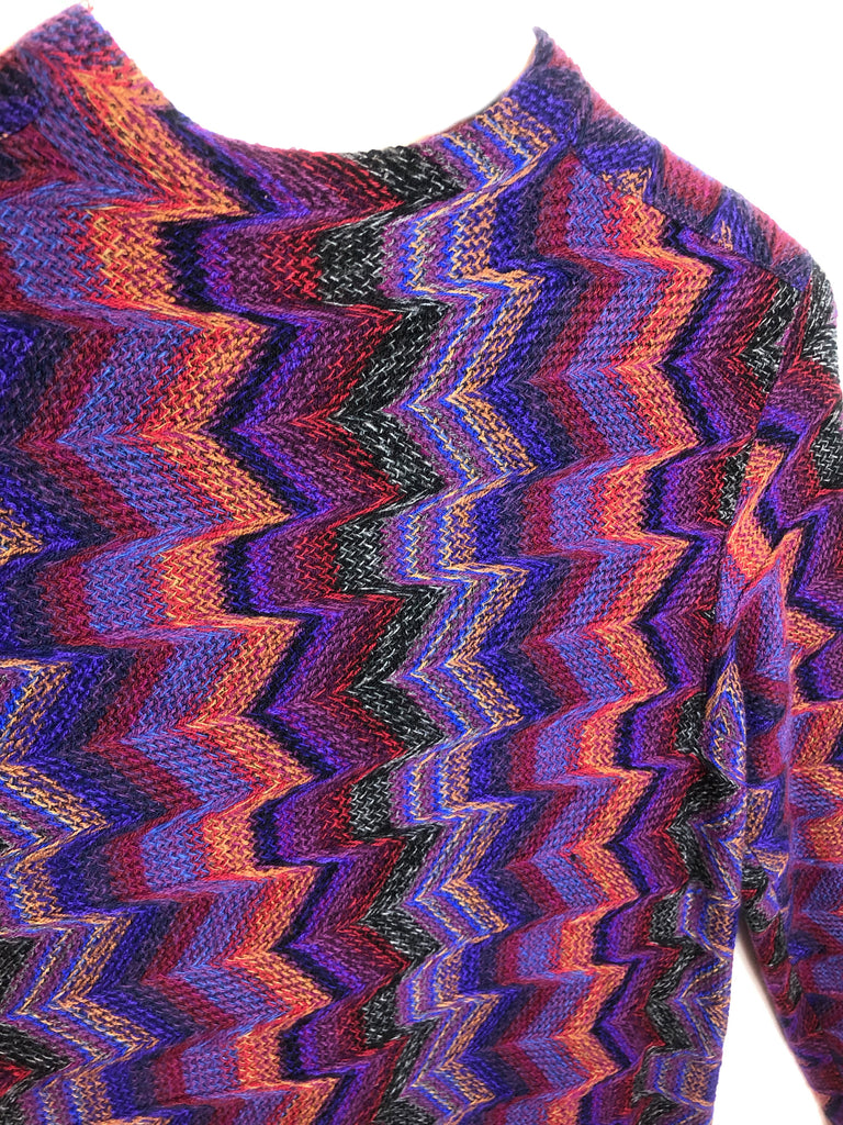 detail robe vintage en laine violet avec zigzag pourpre bleu orange rouge plaisir palace paris