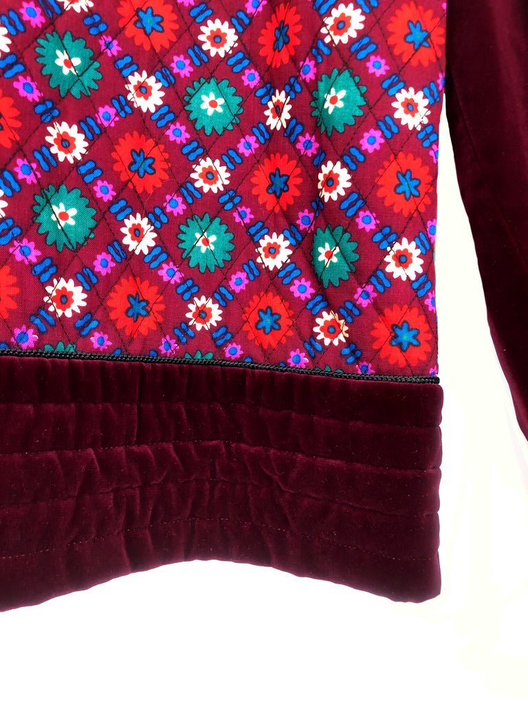 detail fleur rouge blanche et verte sur veste en velour collection russe yves saint laurent vintage